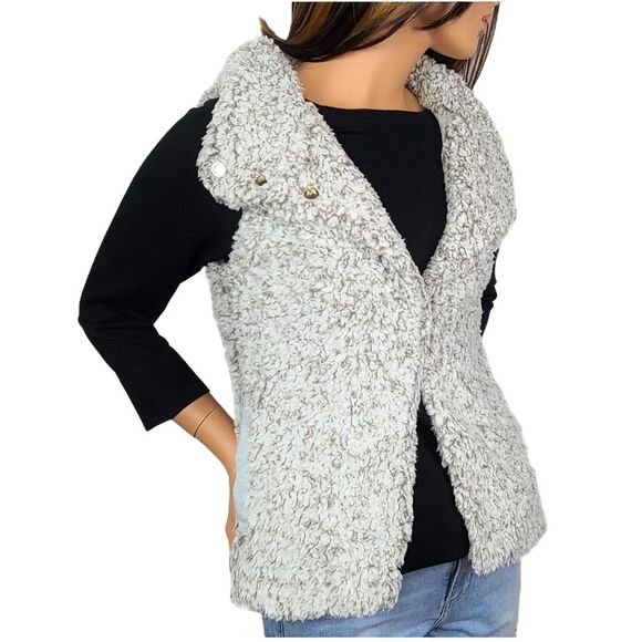 DYLAN By True Grit Gray Faux Fur Sherpa Vest Pockets Snap Women's size Medium - Picture 1 of 10
